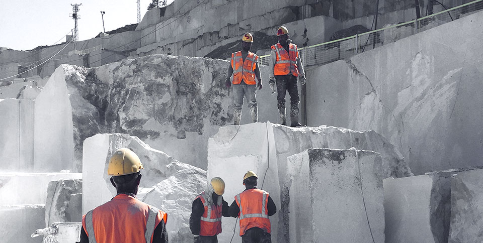 humo-disperso-en-el-sector-minero Control de polvo en la minería